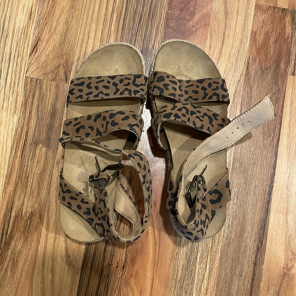 Universal Theead Leopard Platform Sandals